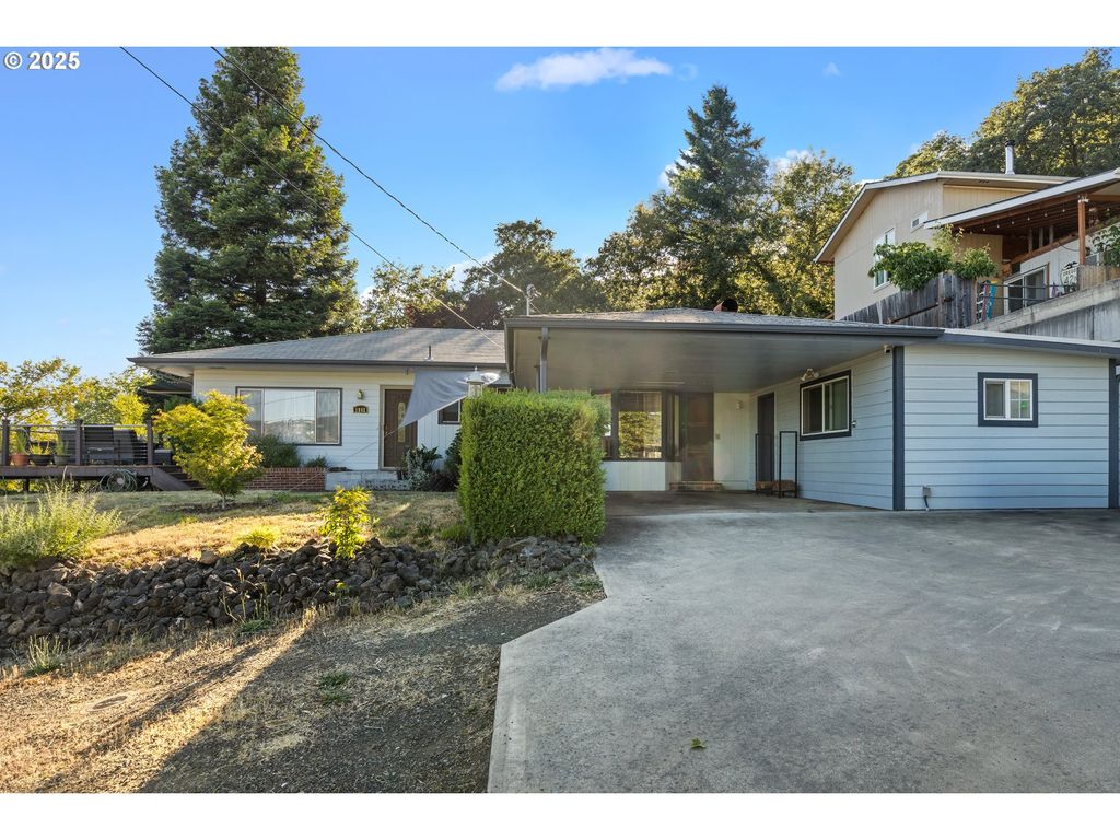 1842 Nw DOGWOOD St, Roseburg, OR 97471