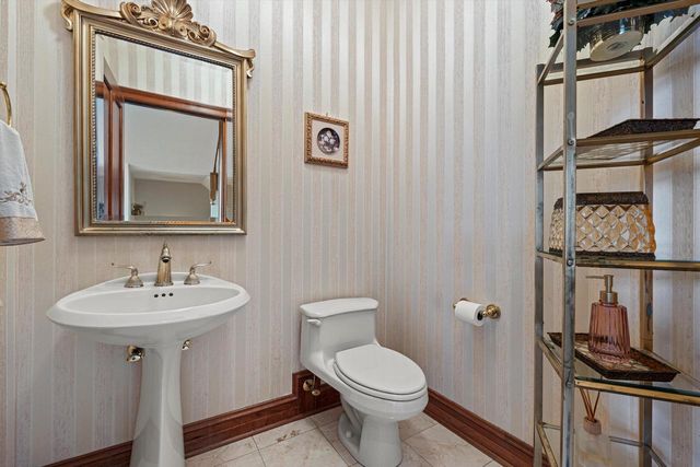 19475 Summerhill LANE, Brookfield, WI 53045