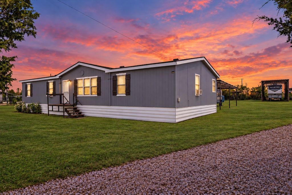 208 Rhett Court, Aurora, TX 76078 — exterior