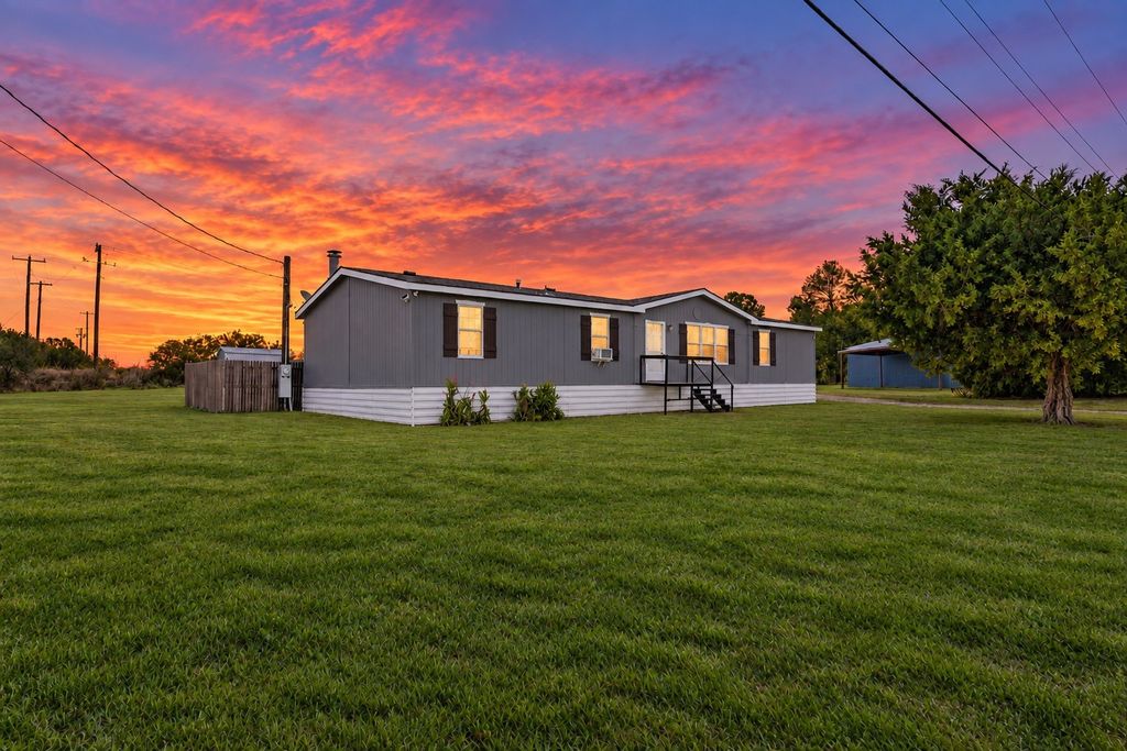 208 Rhett Court, Aurora, TX 76078 — photo 3