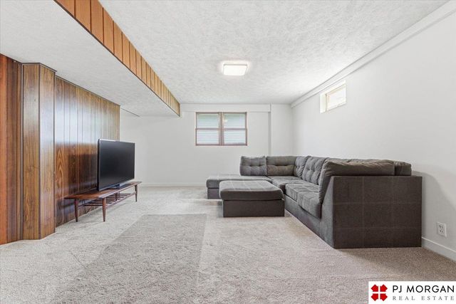 20236 Pinkney Street, Omaha, NE 68022