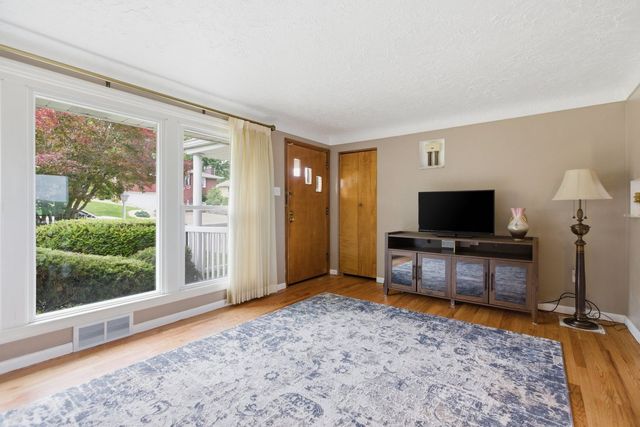 1540 Oneida Dr, Jefferson Hills, PA 15025