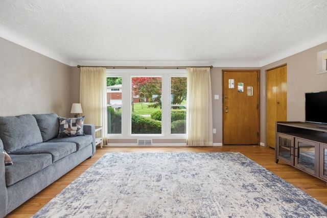 1540 Oneida Dr, Jefferson Hills, PA 15025