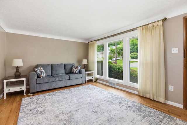 1540 Oneida Dr, Jefferson Hills, PA 15025