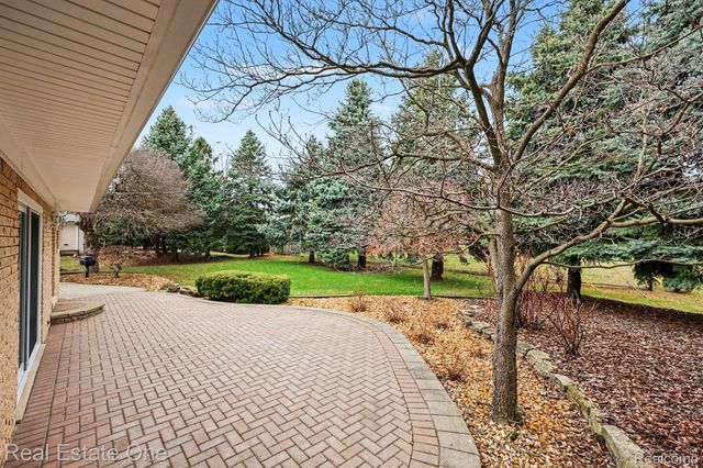 55689 Nocturne Court, Shelby Charter Township, MI 48316