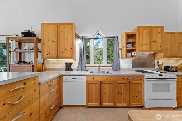 241 Chickadee Mountain Lane, Chelan, WA 98816