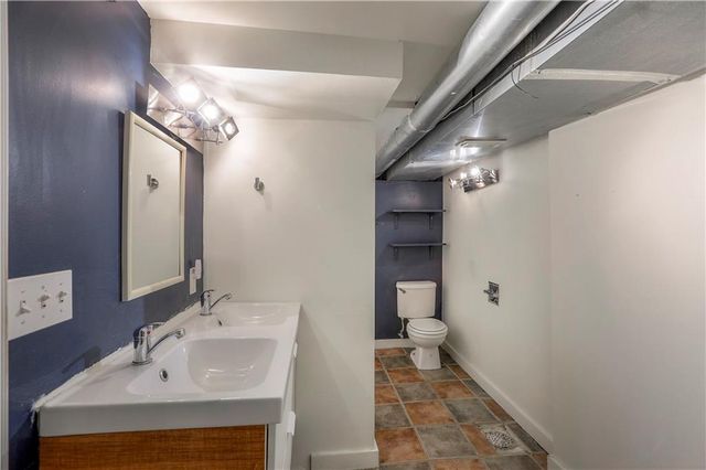 829 W 40 Street, Kansas City, MO 64111