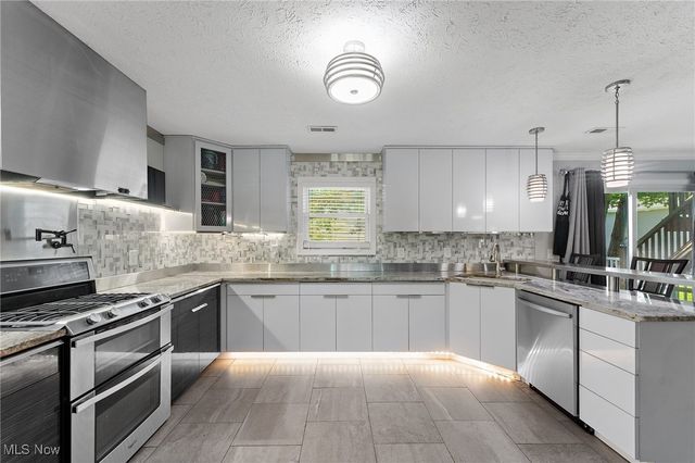 35940 Matoma Boulevard, Eastlake, OH 44095