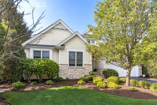 2701 W Walnut Court, Woodridge, IL 60517