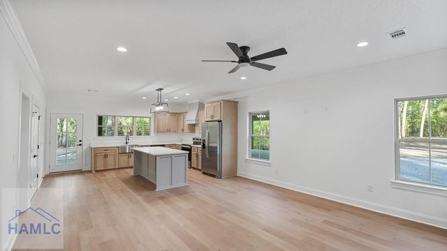 150 Lakeview Drive, Jesup, GA 31545