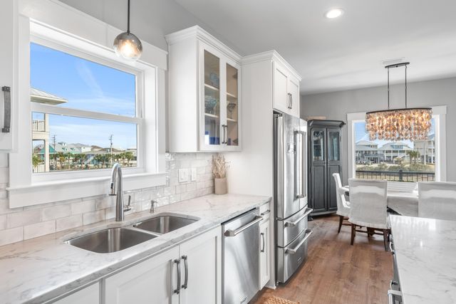 7665 Key West Drive, Navarre, FL 32566