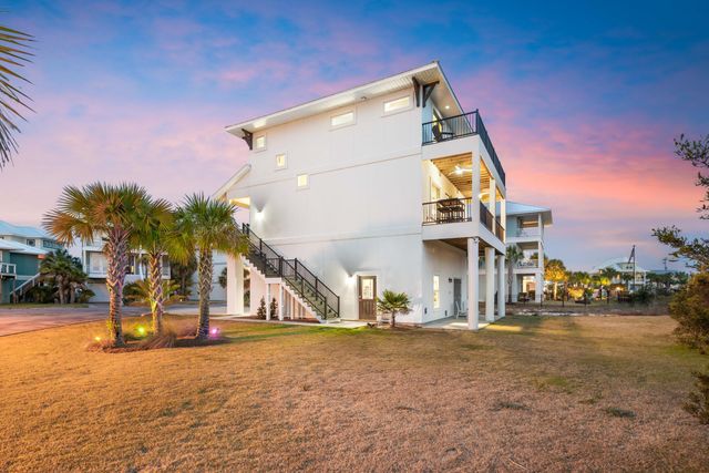 7665 Key West Drive, Navarre, FL 32566