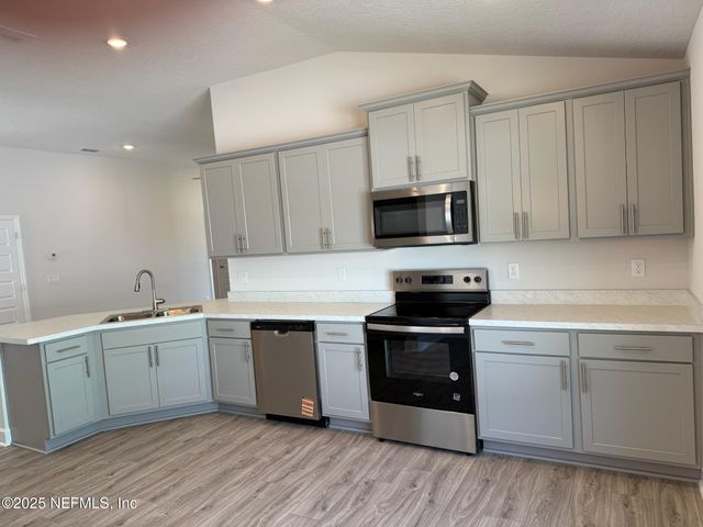 8284 HELMSLEY Boulevard, Jacksonville, FL 32219