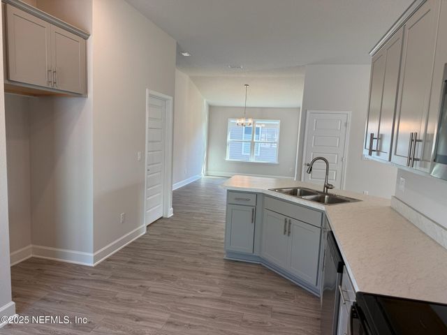 8284 HELMSLEY Boulevard, Jacksonville, FL 32219