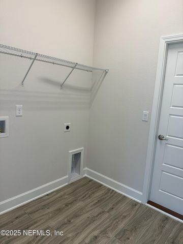 8284 HELMSLEY Boulevard, Jacksonville, FL 32219