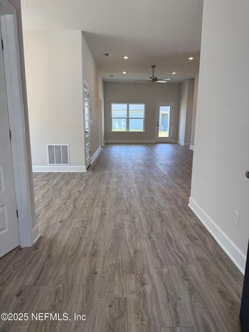 8284 HELMSLEY Boulevard, Jacksonville, FL 32219
