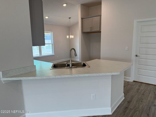 8284 HELMSLEY Boulevard, Jacksonville, FL 32219