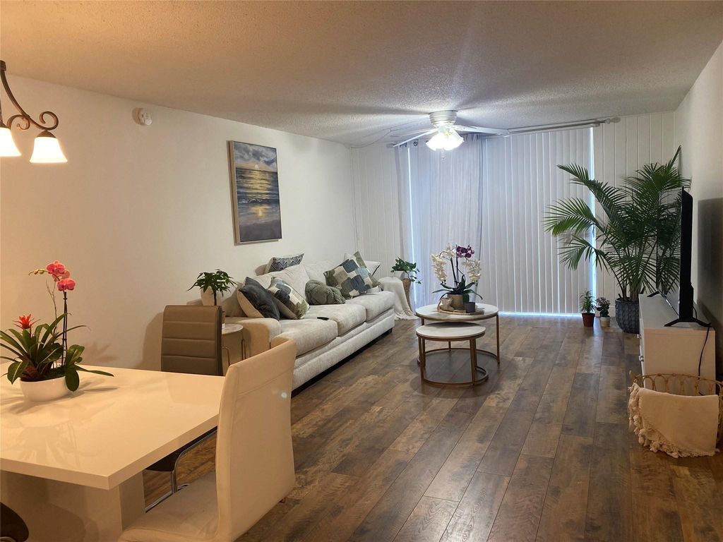 7173 ORANGE Drive 220B, Davie, FL 33314
