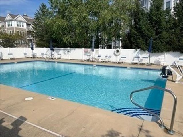 107 Clocktower Dr 207, Waltham, MA 02452