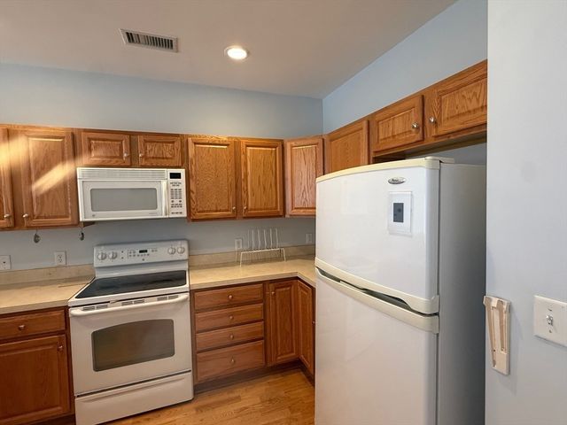 107 Clocktower Dr 207, Waltham, MA 02452