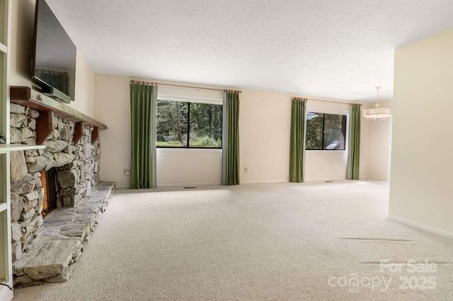27 Poplar Court, Hendersonville, NC 28792
