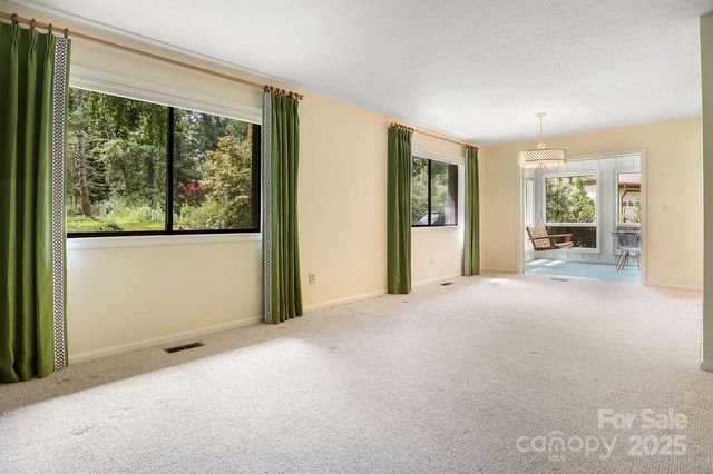 27 Poplar Court, Hendersonville, NC 28792