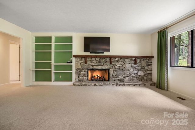27 Poplar Court, Hendersonville, NC 28792