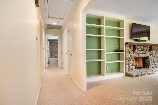 27 Poplar Court, Hendersonville, NC 28792