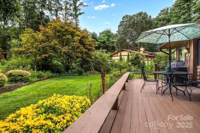 27 Poplar Court, Hendersonville, NC 28792
