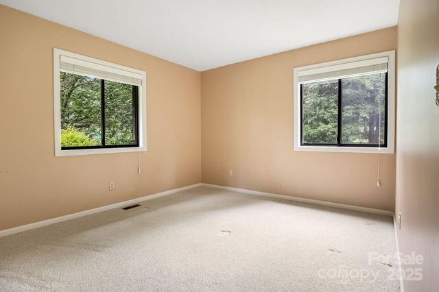27 Poplar Court, Hendersonville, NC 28792