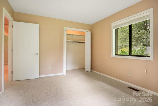 27 Poplar Court, Hendersonville, NC 28792