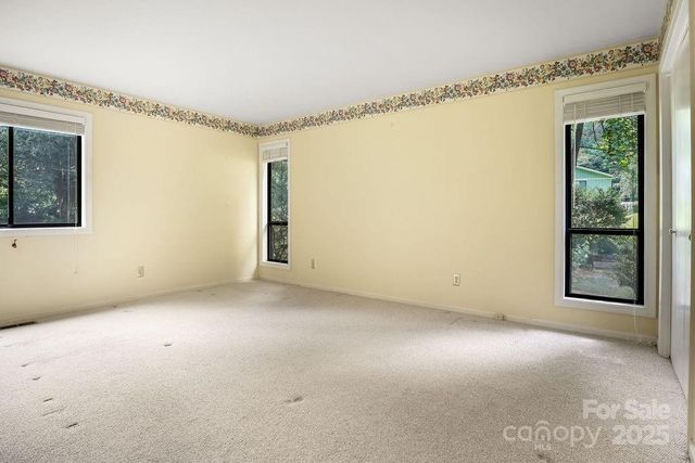 27 Poplar Court, Hendersonville, NC 28792
