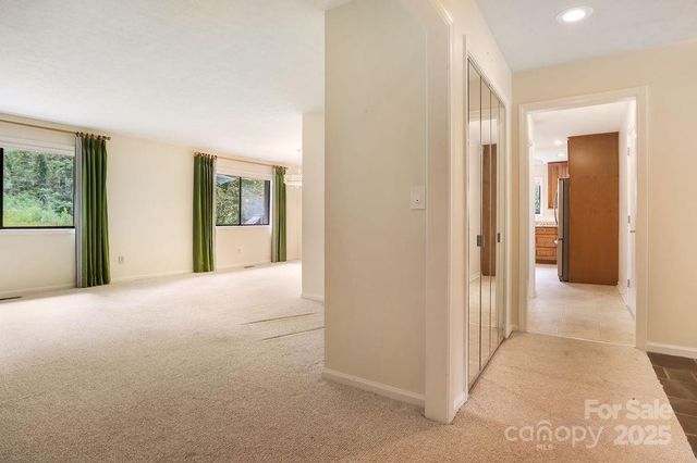 27 Poplar Court, Hendersonville, NC 28792