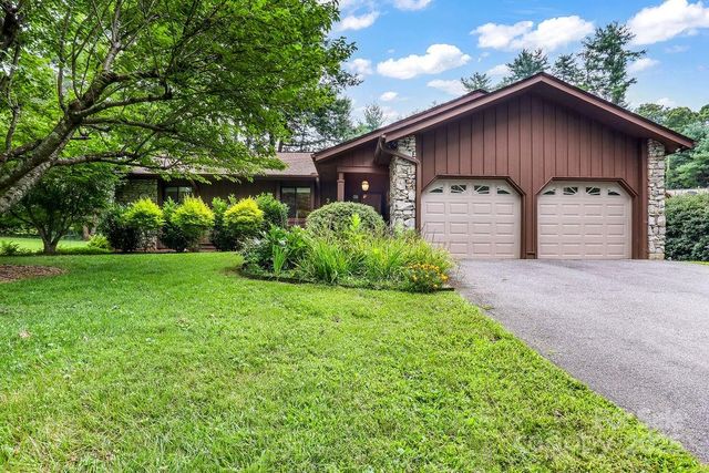 27 Poplar Court, Hendersonville, NC 28792