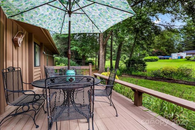 27 Poplar Court, Hendersonville, NC 28792