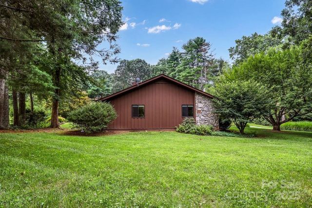27 Poplar Court, Hendersonville, NC 28792