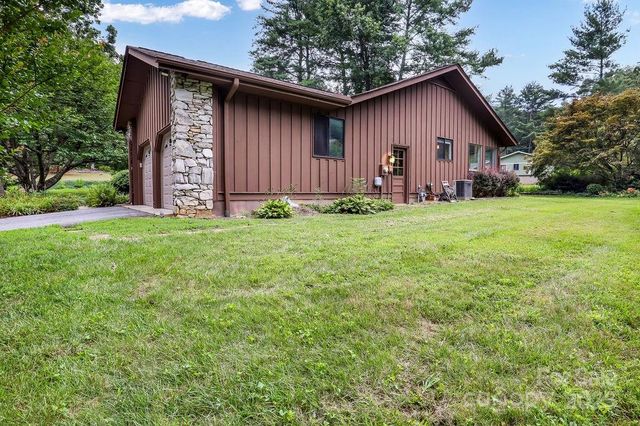 27 Poplar Court, Hendersonville, NC 28792