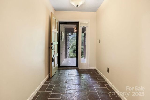 27 Poplar Court, Hendersonville, NC 28792