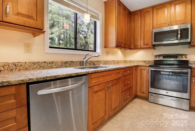 27 Poplar Court, Hendersonville, NC 28792