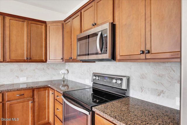 15 Rosemore Place, Halfmoon, NY 12118