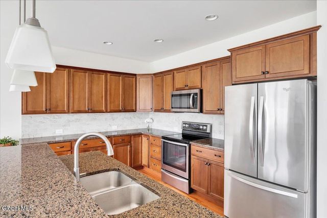 15 Rosemore Place, Halfmoon, NY 12118