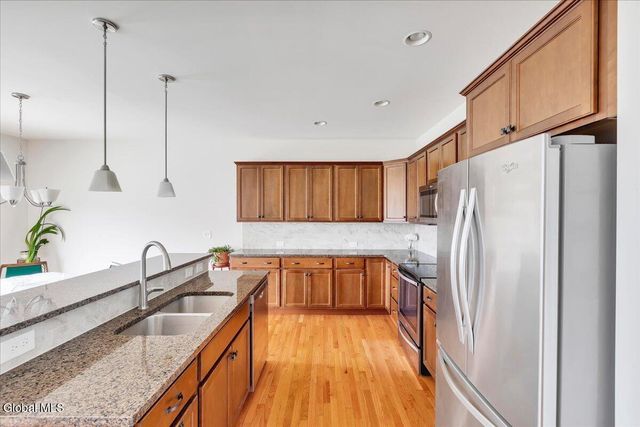 15 Rosemore Place, Halfmoon, NY 12118