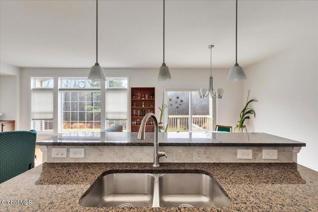 15 Rosemore Place, Halfmoon, NY 12118