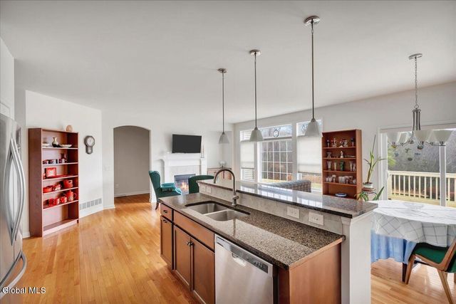 15 Rosemore Place, Halfmoon, NY 12118