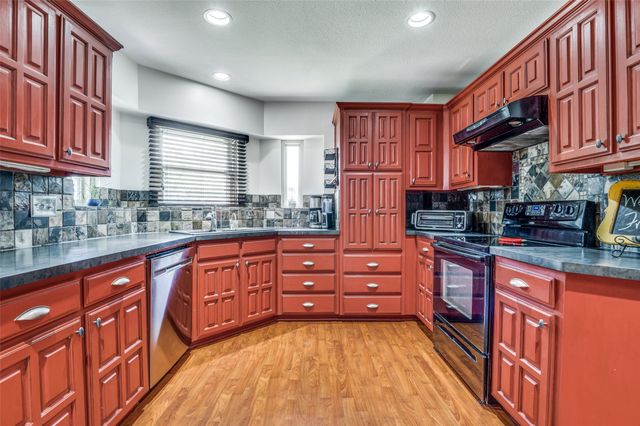 646 Rickey Canyon Avenue, Desoto, TX 75115