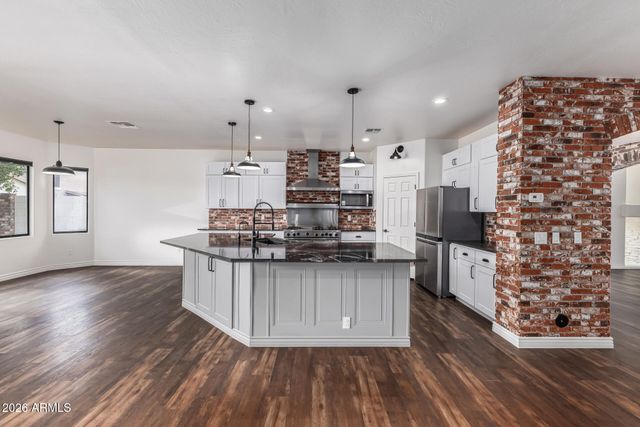 18609 W ONYX Avenue, Waddell, AZ 85355