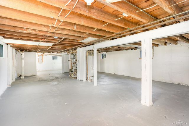 2015 S Washington Street, Saginaw, MI 48601