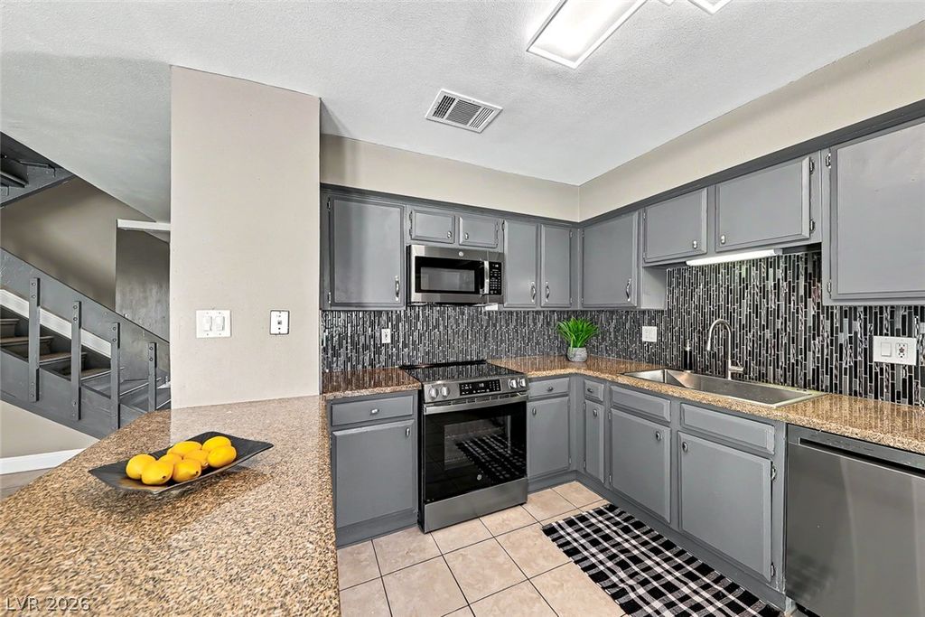 572 Willow Green Drive, Las Vegas, NV 89169 — photo 3