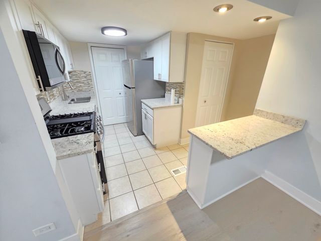 1950 Kenilworth Circle A, Hoffman Estates, IL 60169