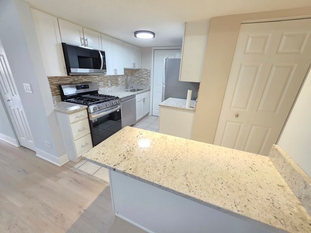 1950 Kenilworth Circle A, Hoffman Estates, IL 60169